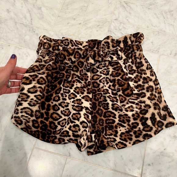 Oliveacous 🖤 leopard paper bag waist SHORTS ‼️ EUC‼️ size Med - Picture 1 of 9